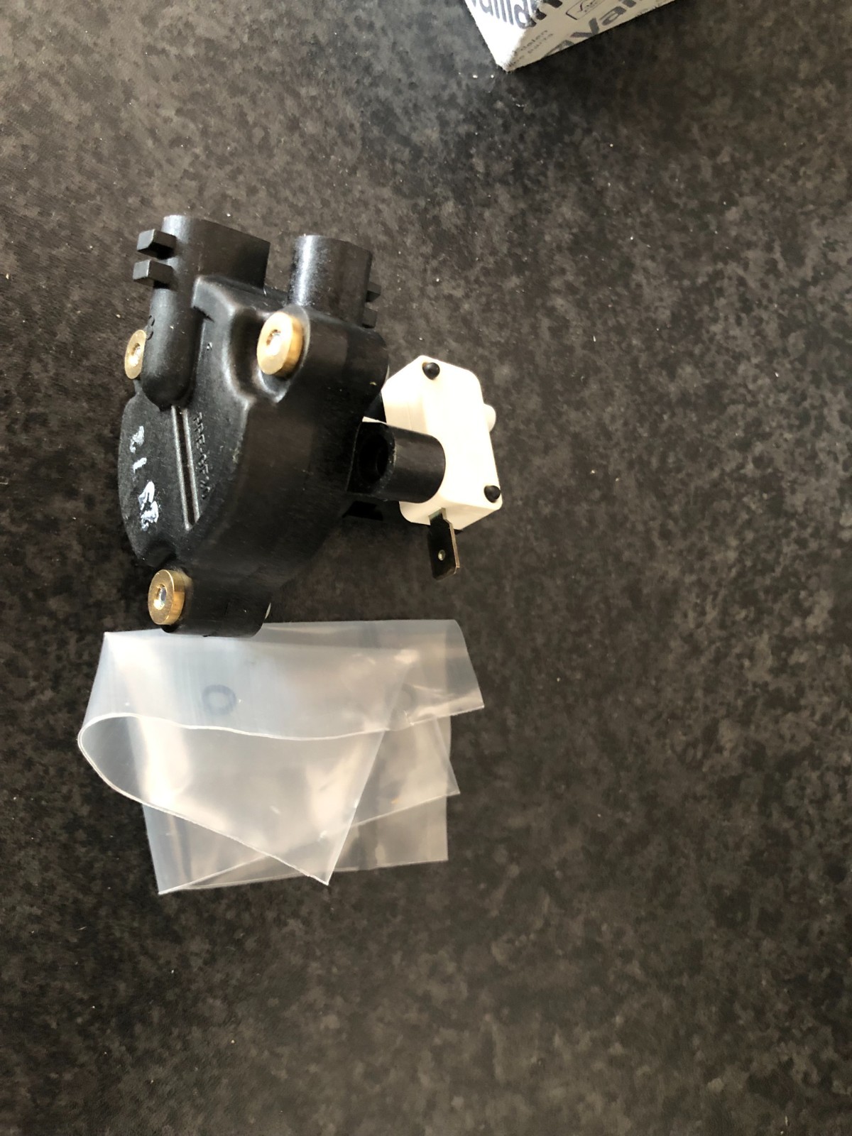 VAILLANT TURBOMAX VUW 242 282 242/1 282/1 E PRESSURE FLOW SWITCH 151041 ORIGINAL