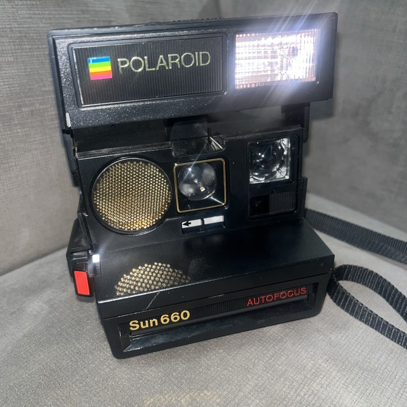 Polaroid Sun Autofocus 660 Instant Film Camera, Black (600 Instant Film)Untested