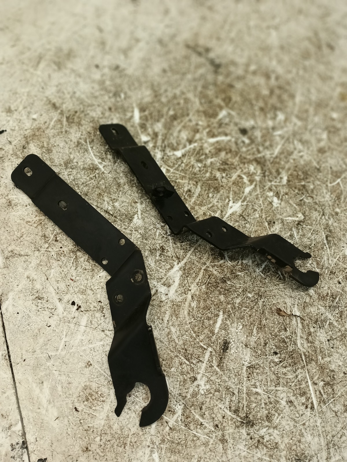 John Deere X300 Hood Hinges X304 X324 X500 X520 X540 M165216 M165215