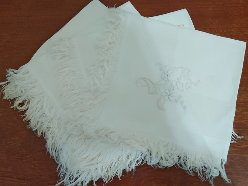 set of 4  damask napkins 12x12 in tassels and embroidery need tlc