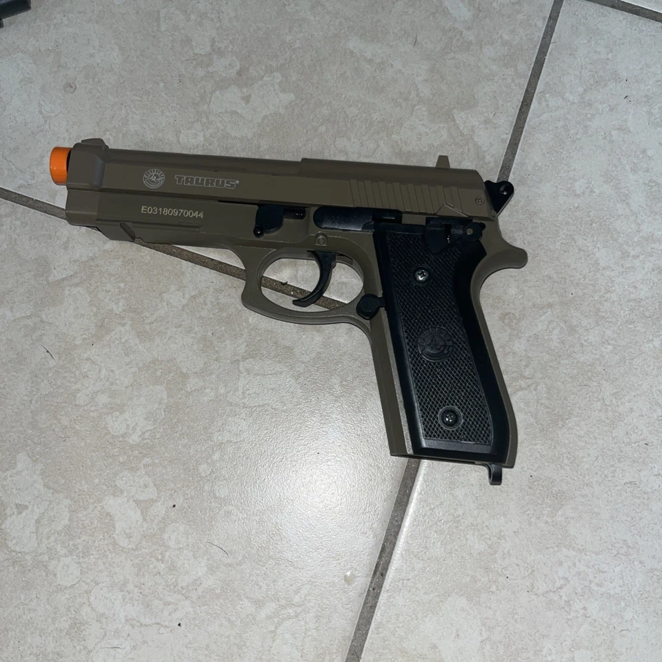Taurus E03180970044 PT 92 AF  Foto 3 de 4