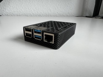 Raspberry Pi 4 Modell B mit 4GB RAM und 64GB im schwarzen Gehäuse
