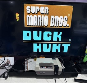 Nintendo 1985 Original NES Action Set Home Console W/2 Controllers Zapper & Game