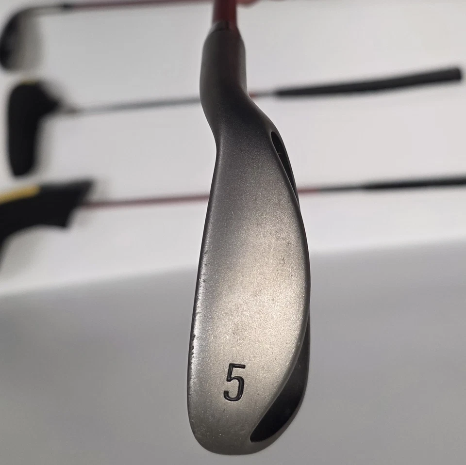 Tiger Woods TW Nike Junior JR  RH Golf Set 4 Clubs 5, P, Putter, And 26° Driver. - Image 2 of 4