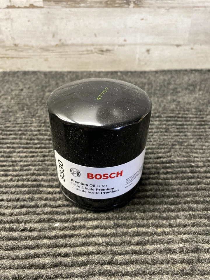 Un nuevo filtro de aceite de motor Bosch 3330 Foto 2 de 4