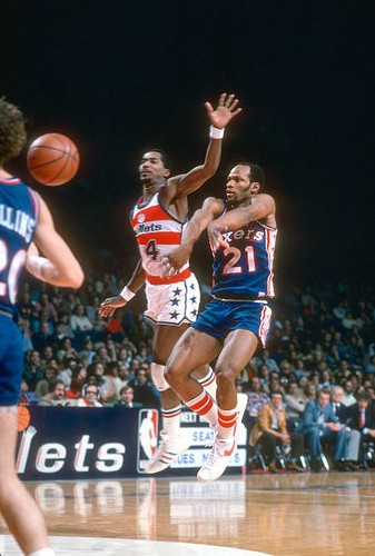 Lloyd Free Philadelphia 76ers passes the ball by Tom Henderson Was- Old Photo - Foto 1 di 1