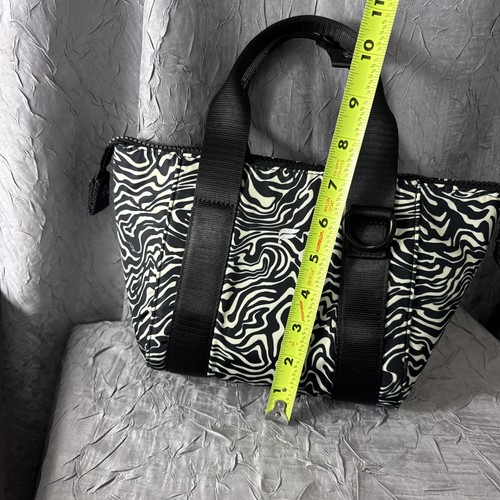 Fabletics - Mini Grip Duffle imprimé zèbre noir et blanc - Mini sac de sport (10,5"X7") - Photo 7/7