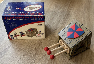 Le Toy Van TV351 3 Shot Demolition Cannon Kanone Ritter Katapult Holzspielzeug