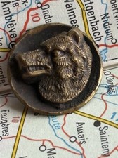 Antiguo Metal Victoriano LOBO o FEROZ Perro Cuadro Botón Perros Deportivo
