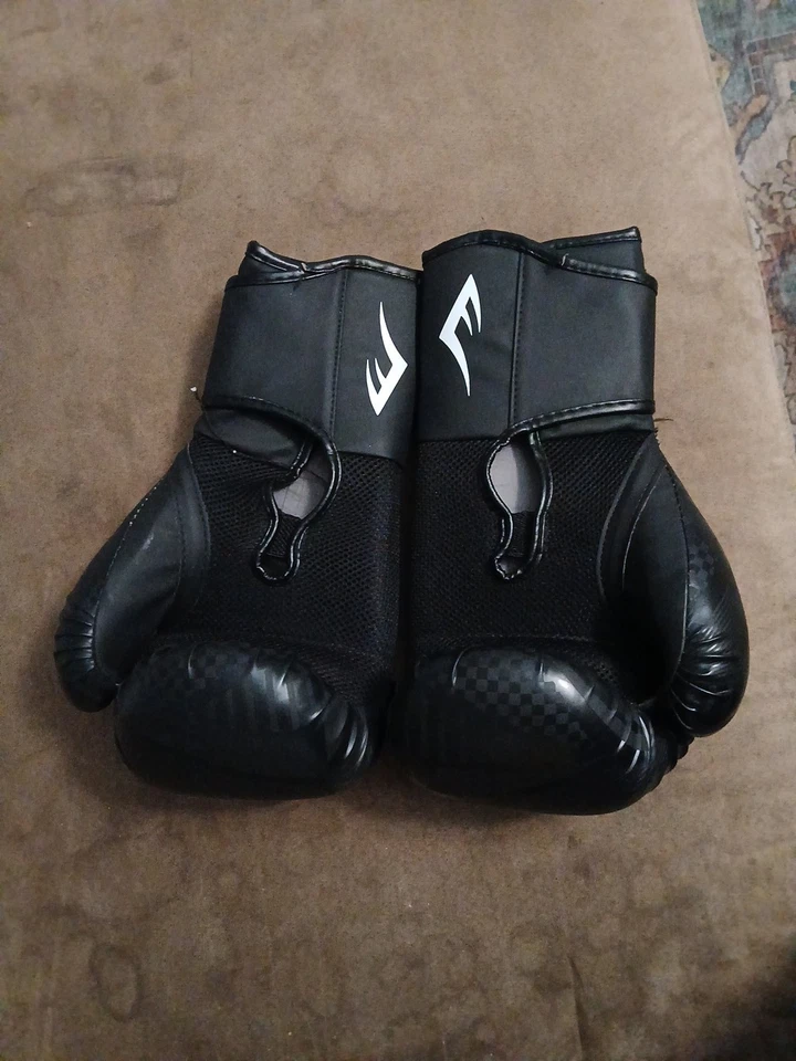 Casco de boxeo deportivo Elite, protector de cabeza de seguridad, guantes Everlast negros (14 OZ) Foto 3 de 4