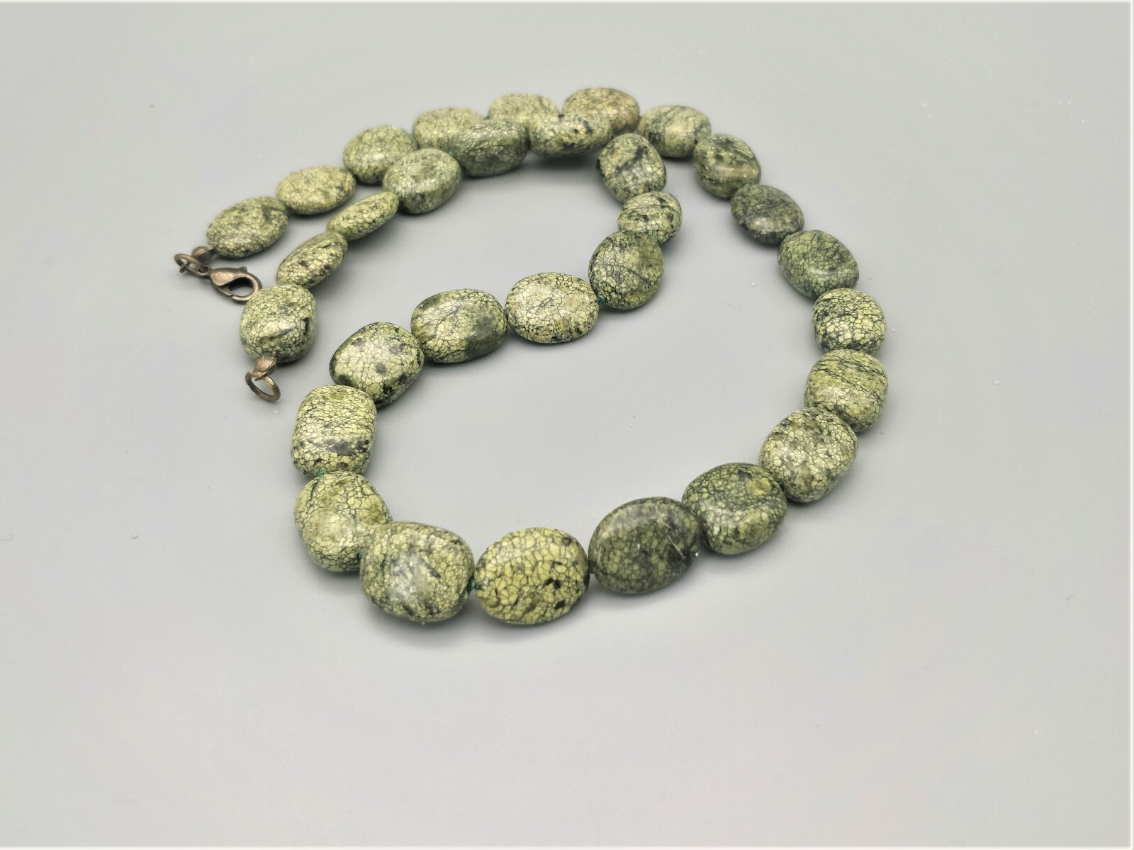 Sautoir en serpentine naturelle 60cm, collier pierres nouées vertes de lithothérapie