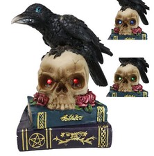 Figura Cuervo Cuervo posado en calavera con ojos LED y libros de hechizos de profecía