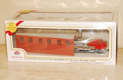NEW MODEL POWER #629 H.O. SCALE LOCO MAINTENANCE BUILDING - LIGHTED w/2 FIGURES