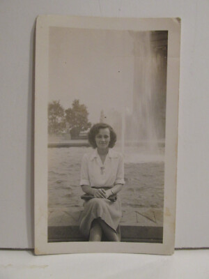 1950S VINTAGE FOUND PHOTOGRAPH OLD PHOTO B&W SEXY BRUNETTE WOMAN WATER FOUNTAIN
