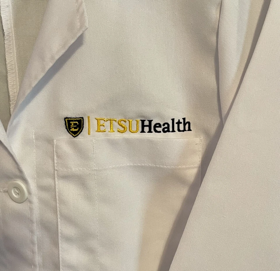 ETSU HEALTH META SIZE 6 Ladies 37" iPad Pocket Lab Coat 1964, XS - Image 2 of 4