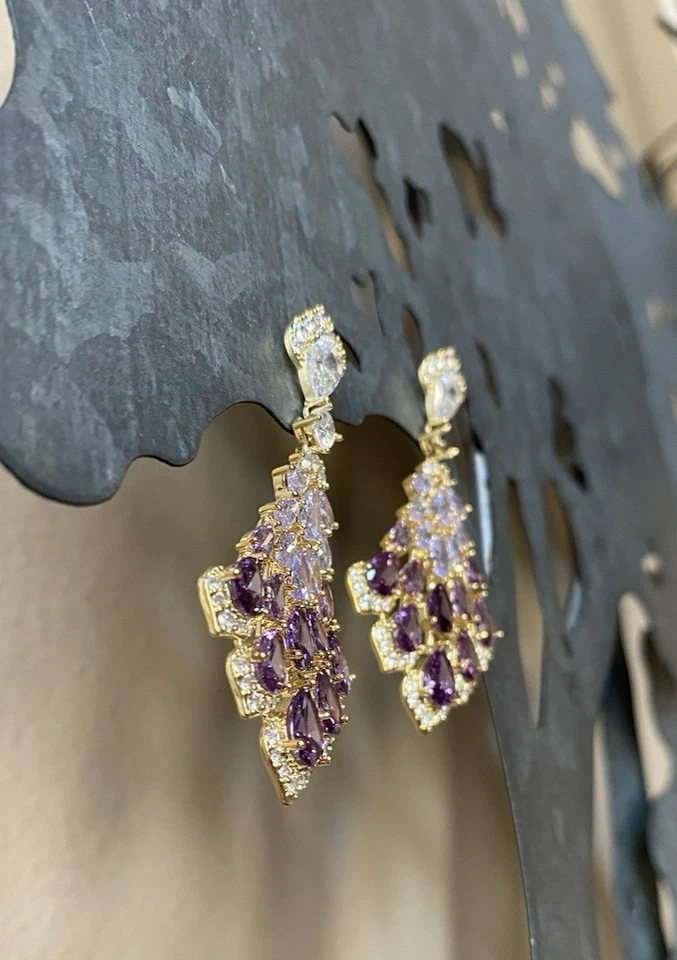 Pendientes de araña colgante de amatista cultivada en laboratorio personalizados de oro de 24 quilates sobre titanio Foto 3 de 4