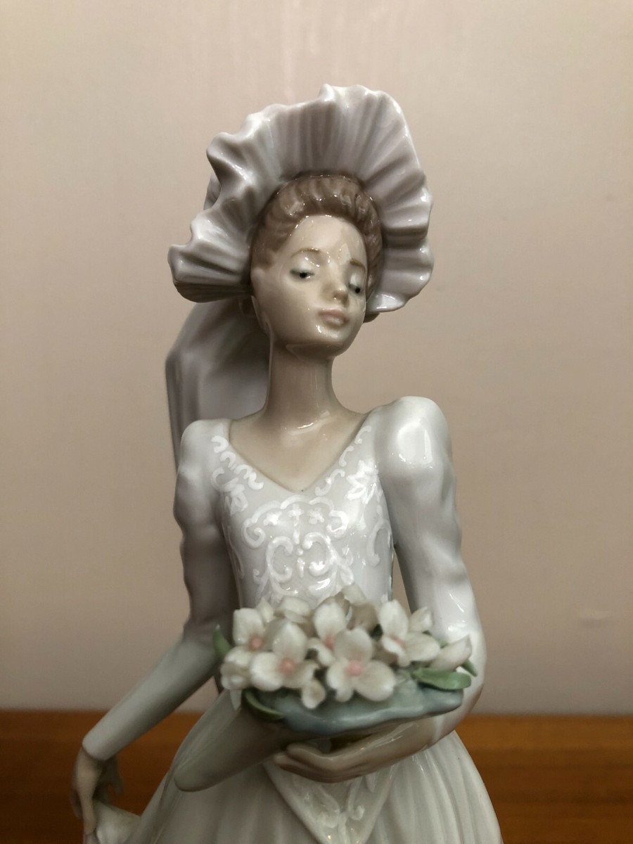 Lladro Down the Aisle #5903 Porcelain Figurine w/Box, 10 1/2