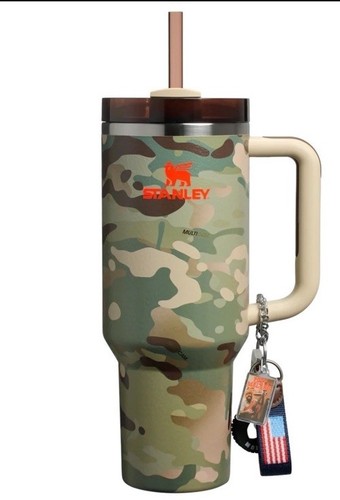 THE POST MALONE X STANLEY QUENCHER® H2.0 FLOWSTATE™ BECHER | 40 UNZEN in der Hand