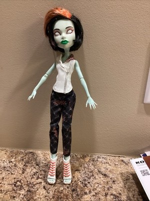 MONSTER HIGH DOLL FREAKY FUSION SCARAH SCREAMS Shoes & Outfit No Eyes No Tail