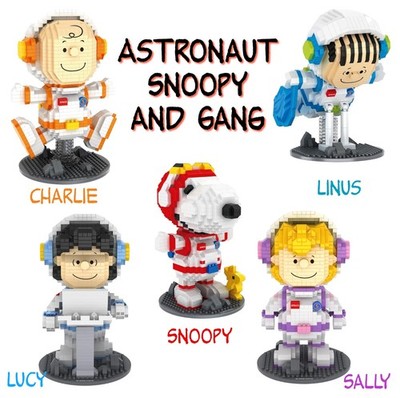 Peanuts Space Astronaut Building Block Set Snoopy Charlie Brown Lucy Linus Sally