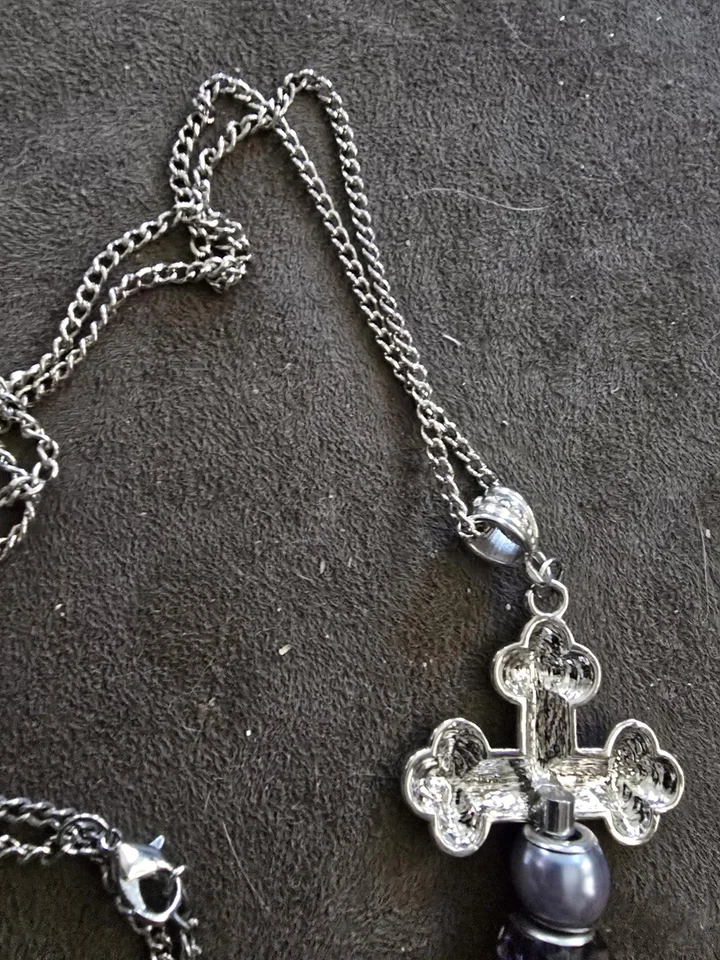 Collar de eslabones de plata con colgante de cruz encantada perla rosa, cristal púrpura y floral Foto 3 de 4