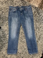 Levi  s Boyfriend Jeans Women  s Size 31 Medium Wash Blue Mid Rise
