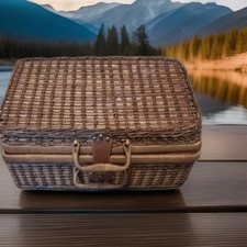 Vintage wiklinowy kosz piknikowy z uchwytami i usługą zatrzasku dla 4 osób rzadki przedmiot