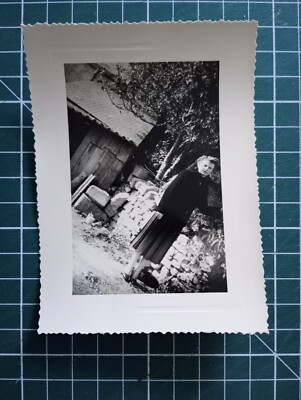 VR423 Foto um 1950 Frau Rock grau hoch schwarz im Garten