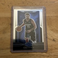 Panini 2021-22 Chronicles Honors Luka Dončić #686 Dallas Mavericks NBA Card