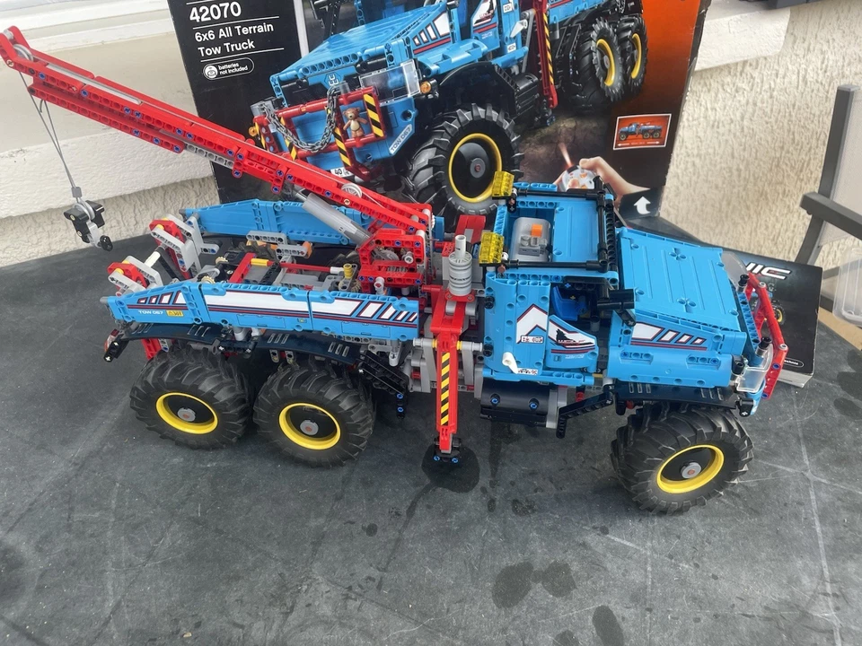 LEGO Technic 42070 6x6 All Terrain Tow Truck, photo 2 sur 5
