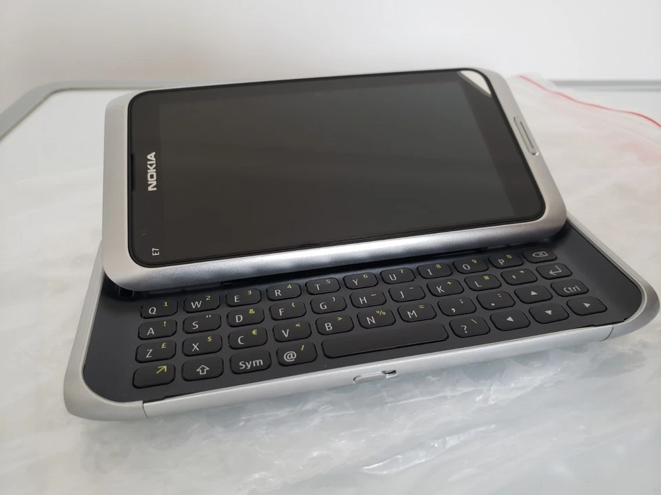 Nokia E7  (Unlocked) Mobile Phone  Silver - Image 2 of 3