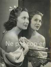 WOMAN IN THE MIRROR circa 1935 photo 23 x 18 cm