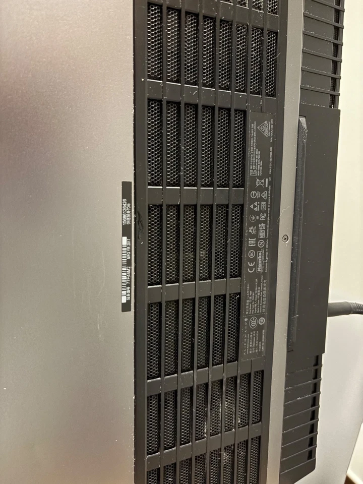 Portátil para juegos Alienware 15 R3 i7-7700HQ CPU @ 2,80 GHz (usado) Foto 2 de 4