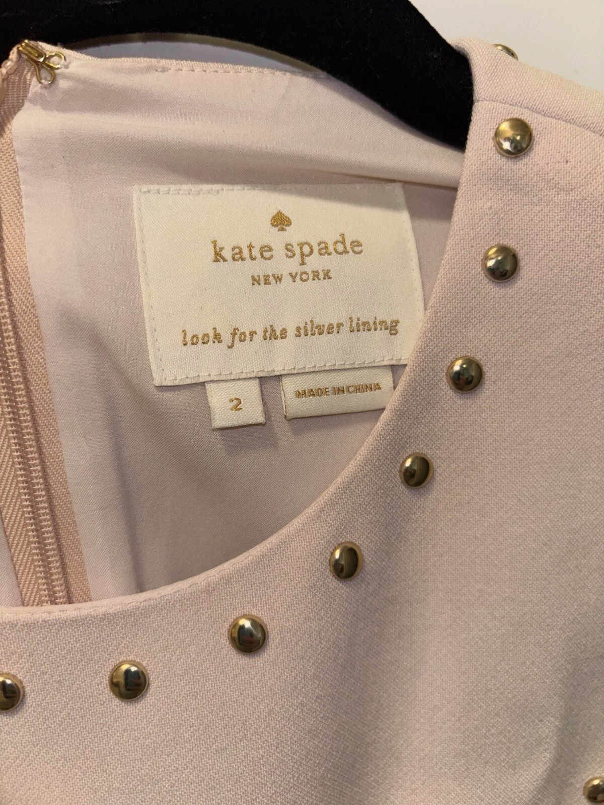 Abito Kate Spade in crepe con borchie e rugiada rosa