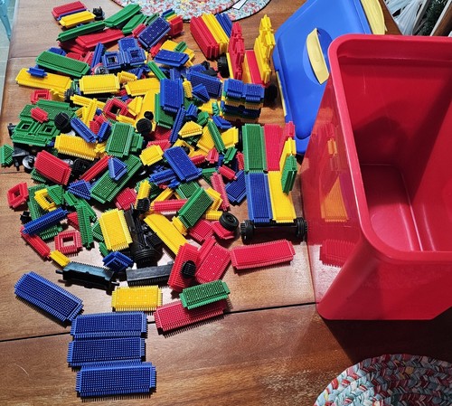 Vintage Lot of Bristle Blocks Over 250 Pieces Along With Storage Tote - Picture 2 of 6