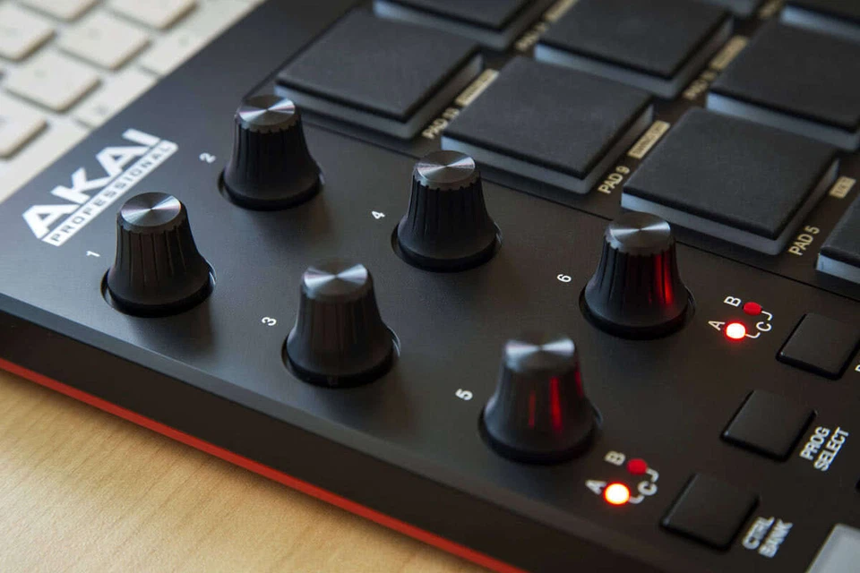 AKAI MPD 218 | 16 anschlags- und druckdynamische MPC Thick Pads - Bild 4 von 4