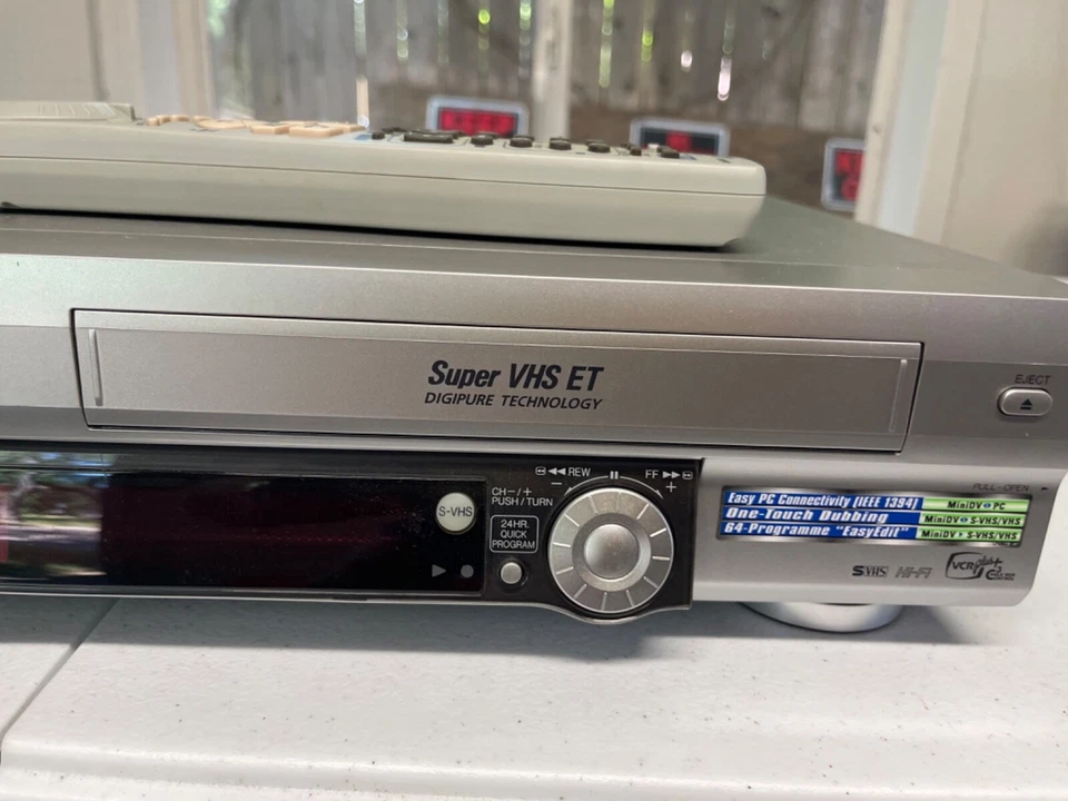 JVC HR-DVS3U MINIDV S-VHS GRAVADOR PLAYER DE VIDEOCASSETE - Vem com controle remoto - Imagem 4 de 4