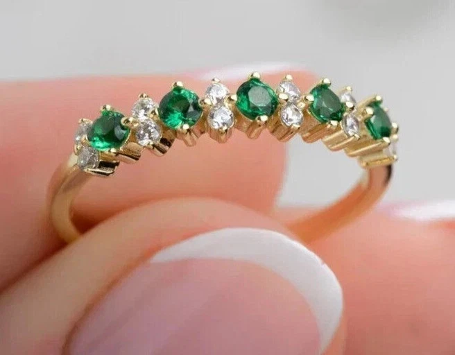 Anillo de compromiso de eternidad de esmeralda verde corte esmeralda de 2,5 quilates enchapado en oro amarillo de 14 k Foto 2 de 4