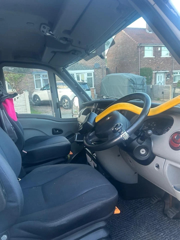 Renault Master 2.5 diesel converted camper van - Image 4 of 4