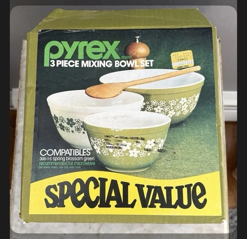 Vintage Pyrex Compatibles 3 Piece Mixing Bowl Set / 300-1 / Spring Blossom Green