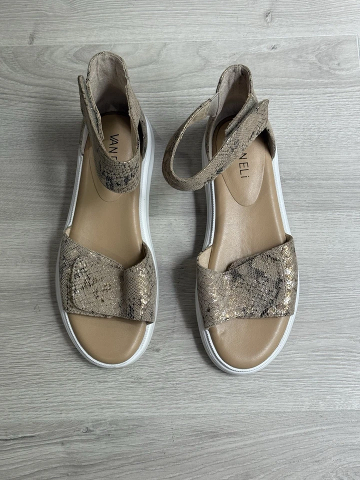 Sandalias Vaneli Cloe para mujer color tostado imitación serpiente tobillo - correa plataforma talla 7W Foto 2 de 4