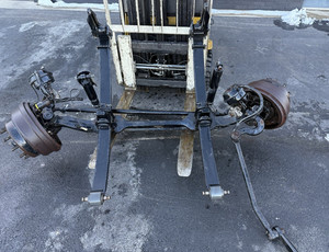 2019 PETERBILT 579 MERITOR FRONT AXLE ASSEMBLY WITH DRUM BRAKES