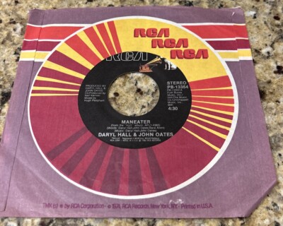 7'' 45 RPM DARYL HALL + JOHN OATES MANEATER / DELAYED REACTION RCA PB-13354 1982
