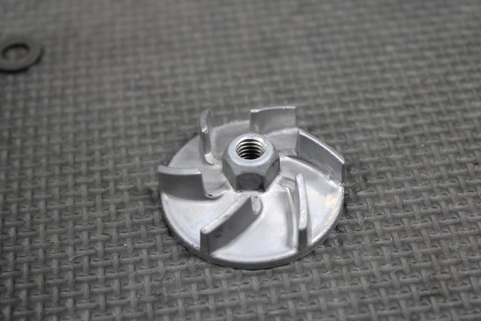 2002 年 YAMAHA 99-22 YZ250 原始设备制造商发动机水泵房盖轴冲压器套装 — 第 4/4 张图片