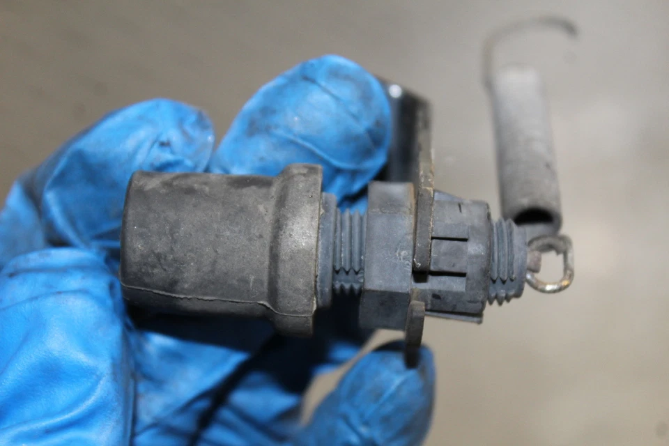 Yamaha V Star 650 XVS650 2002 sensor de freno trasero personalizado Foto 3 de 4