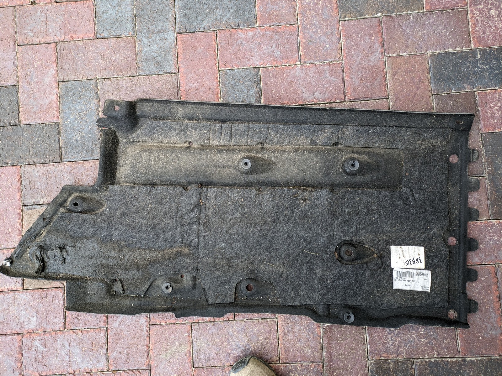 06-12 Bentley Continental Flying Spur front right under body cover insulation