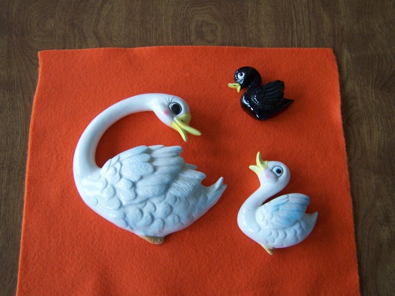 VINTAGE WHITE SWAN MOM & TWO BABIES WALLHANGING 