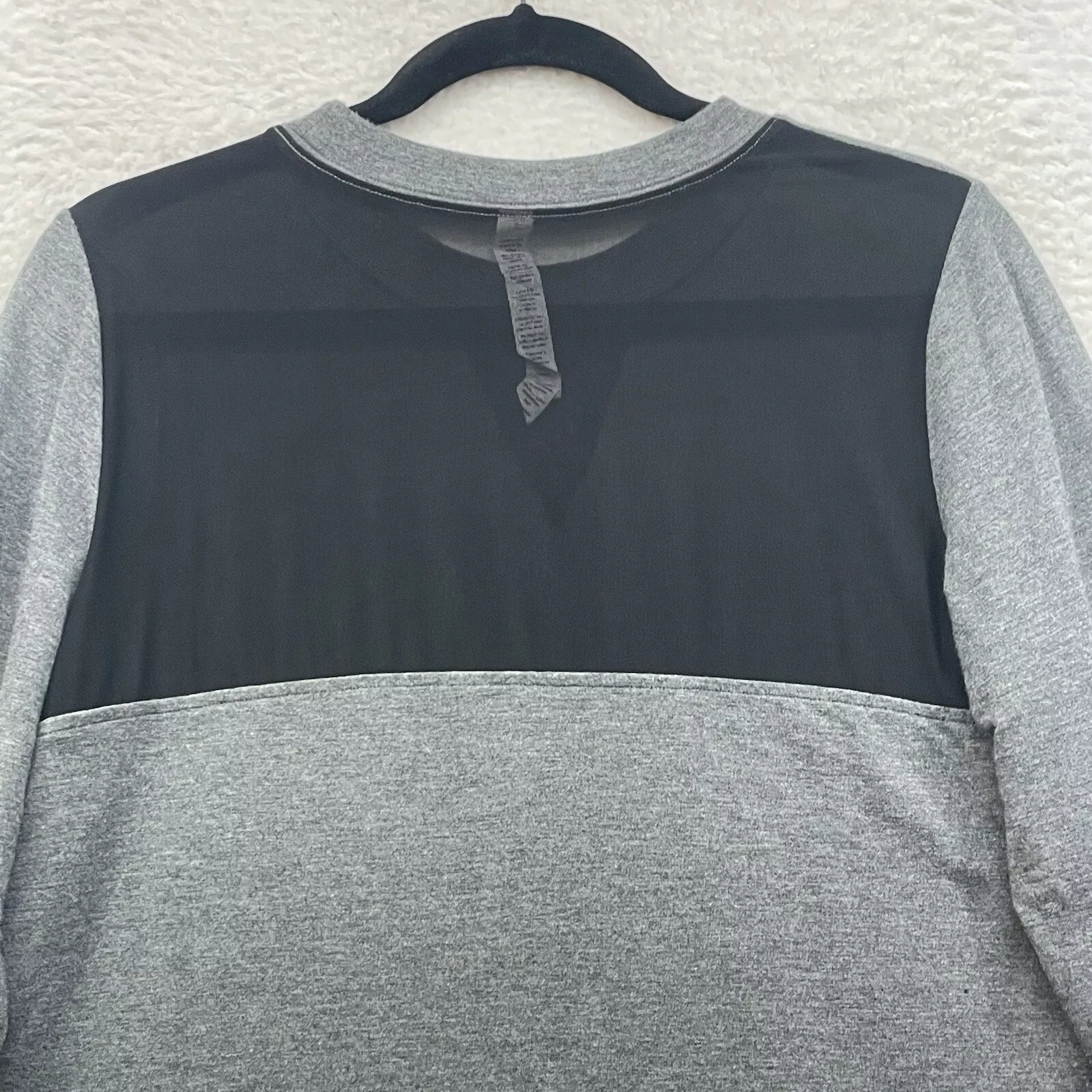 alo-yoga serene mesh cuff finger loop gym workout shirt