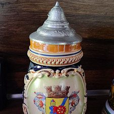 Steingut/Keramik Bierkrug mit Zinndeckel &bdquo;LOGA OSTFRIESLAND&ldquo; Wappenmotiv
