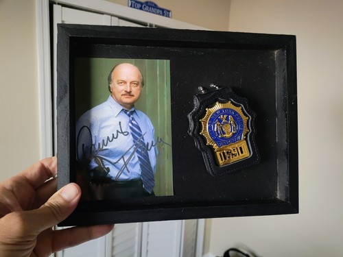 NYPD Blue 4 X 6 AUTOGRAPHED RP + REPLICA BADGE - Dennis Franz - Picture 5 of 5